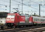 101 017-4 mit Werbung für die Schweiz mit IC in Ulmam 24.08.2015.