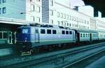 110 229-2 mit Nahverkehrszug in Ulm am 14.11.1981.