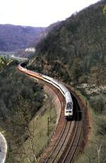 111 mit EC Mozart auf dem M�hltalfelsendamm der Geislinger Steige am 16.04.1983.
