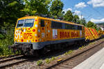 Die SR 075 / 111 075-8 (91 80 6111 075-8 D-ZUG) der smart rail GmbH (Neubiberg) im Farbkleid/mit Werbung der Firmengruppe Max B�gl, f�hrt am 15 Juli 2026 mit einem Bauzug der DB Bahnbau Gruppe, bestehend aus Weichentransportwagen und Flachwagen, durch den Bahnhof Kirchen (Sieg) in Richtung K�ln. 

Die Lok wurde 1977 von Krauss-Maffei in M�nchen-Allach unter der Fabriknummer 19833 gebaut und an die Deutsche Bundesbahn geliefert. Im Jahr 2023 wurde sie an die smart rail verkauft.