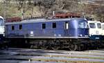 118 010-8 in Würzburg an der Drehscheibe am 05.11.1981.
Noch erkennt man die blaue Lackierung des vorderen Dachteils, die für die Ausstellung 100 Jahre elektrische Lokomtive in München-Freimann 1979 extra angebracht wurde.