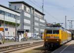 DB: Die zum Messzug passende gelb lackierte 120 502 bei der berraschenden Bahnhofsdurchfahrt Freiburg (Breisgau) am 28.