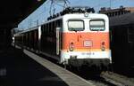 141 442-4 mit S-Bahn Linie S 1 nach Lauf in Nürnberg Hbf im Mai 1990.