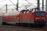 143 932-2 mit RB 27 (Rhein-Erft-Bahn) kommt von Koblenz und fhrt am 11.04.2011 in den Bahnhof Troisdorf.