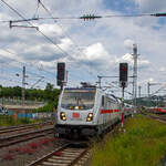 Mit Lichtsignal den Fotografen grend, erreicht die 147 578-9 (91 80 6147 578-9 D-DB – IC 4905) der DB Fernverkehr AG, mit dem IC 2321 (Norddeich Mole - Mnster Hbf - Siegen Hbf - Frankfurt am