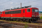 Die 155 243-9 (91 80 6155 243-9 D-DB) der damaligen DB Schenker Rail Deutschland AG (heute DB Cargo AG) ist am 14 Juli 2013 in Kreuztal in der Abstellgruppe abgestellt.

Die Lok, auch als  Strom-Container  bekannt, wurde 1984 bei LEW (VEB Lokomotivbau Elektrotechnische Werke Hans Beimler) in Hennigsdorf unter der Fabriknummer 17199 gebaut und als DR 250 243-3 an die DR (Deutsche Reichsbahn) geliefert. Weiterer Lebenslauf: 
01.01.1992 Umzeichnung in DR 155 243-9
01.01.1994 Umzeichnung in DB 155 243-9
Bis 31.12.2016 gehörte sie zur DB Cargo AG. Zum 01.01.2017 wurden je 100 sechsachsige elektrische Altbau-Lokomotiven der Baureihen 151 und 155 an den Lokvermieter Railpool verkauft. Die DB Cargo mietet daraufhin 100 Loks von Railpool wieder an. So wurde sie zum 01.01.2017 zur 91 80 6155 243-9 D-Rpool und war bis November 2019 an die DB Cargo AG vermietet und ging dann DB Stillstandsmanagement in Leipzig-Engelsdorf. Im Dezember 2021 wurde sie nach Leverkusen-Opladen überführt und bei der Firma Bender Recycling GmbH & Co. KG zerlegt/verschrottet.

Persönliche Anmerkung: Damals habe ich geflucht, wenn ich nur „rote“ 155er, 151 oder 185 vor die Linse bekam, heute würde ich mich über eine 155 freuen, da man sie hier nicht mehr sieht. 

Geschichte:
Mitte der 1960er Jahre zeigte sich, dass die nach dem Zweiten Weltkrieg zuerst von der Deutschen Reichsbahn (DR) in der DDR beschafften E-Loks der Baureihen E 11 und E 42 den gestiegenen Leistungsanforderungen der Zugförderung im Güterverkehr teilweise nicht mehr gerecht wurden. Insbesondere wurde beanstandet, dass die Güterzuglok E 42 trotz des Einsatzes in Doppeltraktion bisweilen Schwierigkeiten beim Anfahren schwerer Züge in den Rangierbahnhöfen hatte, und der E 11 die Leistung zum Beschleunigen der damals schwersten Schnellzüge auf 120 km/h fehlte.

Aus Sicht der Hauptverwaltung Maschinenwirtschaft der DR erforderte das neue Leistungsprofil die Beschaffung einer sechsachsigen Lokomotive, die eigentlich bereits parallel zu den E 11 / E 42 geplant worden war, bei der Beschaffung aber aus Kapazitätsgründen keine Berücksichtigung fand. Die Co’Co’-Lokomotive mit dem Arbeitstitel E 51 sollte jeden Reise- oder Güterzug befördern können und damit universell einsetzbar sein. Dieses Ziel wurde 1974 mit den Prototypen 250 001 bis 250 003 erreicht. Hersteller war, wie bei allen DR-E-Loks, der Lokomotivbau Elektrotechnische Werke Hans Beimler Hennigsdorf (LEW). Dabei wurde der neueste Stand der Technik berücksichtigt, wie der Stahlleichtbau, der zu einem gesickten Lokkasten führte oder die Tiefanlenkung der Drehgestelle. Bei der Ausstattung des Führerstandes wurden die jüngsten Erkenntnisse der Ergonomie berücksichtigt.

Die Serienproduktion begann nach Abschluss aller Testläufe 1977. Bis 1984 wurden insgesamt 270 Serienloks an die DR ausgeliefert. Wegen ihres doch sehr zweckmäßigen Aufbaus und der Ähnlichkeit ihrer Form mit einem ISO-Container bekam diese Baureihe den Spitznamen „Strom-Container“ oder „Elektro-Container“. Zu Zeiten der DDR bespannten sie jede Zugart im Güter- und im Personenverkehr, wobei der Schwerpunkt auf dem schweren Güterzugdienst lag. In den Jahren der Wende wurden die Loks durch die Verlagerung des Güteraufkommens auf den Straßenverkehr zum großen Teil nicht mehr benötigt. Daher wurden einige zeitweise an die Schweizerische Südostbahn (SOB) vermietet, ein großer Teil ging jedoch zur Deutschen Bahn (DB AG) und wurde von den Betriebshöfen Nürnberg West und Mannheim unter der DB-Baureihenbezeichnung 155 eingesetzt.

Die Baureihenbezeichnung 155 haben alle Lokomotiven der DR im Zuge der Angleichung des Baureihenschemas ab 1992 übernommen.

An den Einsatzgebieten hat sich bis ca. 2015 praktisch nichts geändert, allerdings war die Loks inzwischen auf die Betriebswerke Seddin und Mannheim Rbf konzentriert. Nach der dritten Stufe der Bahnreform wurden die Loks dem Geschäftsbereich DB Cargo zugeschlagen, was das faktische Ende der Einsätze im Personenverkehr bedingt. Die Lokomotiven wurden bis 2017 im gesamten Schienennetz der DB eingesetzt und sind praktisch vor jeder Art von Güterzügen anzutreffen. Vorzugsweise war die Lokomotive im schweren Montan- und Chemieverkehr und auch vor schnellen Containerzügen, auch auf den Schnellfahrstrecken, eingesetzt.

Konstruktion:
Die Loks haben zwei dreiachsige Drehgestelle, in denen die Radsätze wegen des Tatzlagerantriebs asymmetrisch angeordnet sind, der mittlere Radsatz ist aus Gründen der Kurvengängigkeit um je 60 Millimeter seitenverschiebbar. Jede Achse wird von einem zwölfpoligen Einphasen-Reihenschlussmotor angetrieben, die Kraftübertragung erfolgt über ein beidseitig angeordnetes Stirnradgetriebe und den bewährten Kegelringfeder-Antrieb. Lauftechnische Versuche noch zu Zeiten der DR haben ergeben, dass die Loks mit einem modifizierten Kegelringfeder-Antrieb bis zu 160 km/h laufen könnten, allerdings wurde für eine solche Lokomotive kein Bedarf gesehen, da ohnehin nirgends bei der DR mehr als 120 km/h gefahren werden konnte. Nach der Wende wurden entsprechende Pläne zugunsten anderer Baureihen, die konstruktiv keine Güterzugloks waren, fallengelassen.

Der Aufbau ist in den Wortsinnen kastenförmig und gab der Lokomotive ihre verschiedenen Spitznamen – früher „Kommissbrot“, heute wird sie häufig als „Stromcontainer“ bezeichnet. Drei Dachteile sind für besseren Zugang zu den Großgeräten im Maschinenraum abnehmbar. Die gesickten Seitenwände haben je ein durchgehendes Lüfterband zur Kühlluftversorgung.

Das Kernstück des elektrischen Teils der Lokomotive bildet der 5630 kW abgebende Dreischenkel-Transformator mit zwangsweisem Ölumlauf und 31 Anzapfungen für das Schaltwerk. Eingesetzt wird das in den Jahren zuvor in der 50-Hz-Versuchslokomotive E 211 001 erprobte, thyristorgeregelte Hochspannungsschaltwerk LNSW 12 mit Phasenanschnittsteuerung. Dieses wurde auch bei den Lokomotiven der Baureihe 243 verwendet. Es ist als Rundwähler mit geraden und ungeraden Vollstufen auf zwei Kontakt-Kreisbahnen mit mechanisch verbundenem Thyristorsteller ausgeführt. Wie schon bei älteren Lokomotiven üblich, dienen die letzten drei Fahrstufen als Reserve bei niedriger Fahrdrahtspannung und dürfen im Normalbetrieb nicht genutzt werden. Dieser Zustand trat im DR-Netz durchaus häufiger ein, vor allem im Großraum Halle (Saale), weshalb die Rbd Halle von genervten Ellokführern als „Schwachstromdirektion“ betitelt wurde. Sank die Fahrdrahtspannung unter 12 kV, löste der Hauptschalter aus und konnte erst, wenn die Spannung 14 kV erreichte, wieder eingeschaltet werden. Da andere Elloks mit einer niedrigeren Wiedereinschaltspannung auskamen, belasteten diese das Netz erneut, und die Spannung sank wieder, so dass ein mit einer 250 bespannter Zug bei einer Überlastung des Netzes durchaus länger liegenblieb.

Eine von der Spannung des Fahrdrahts abhängige, thyristorgeregelte elektrische Widerstandsbremse ist ebenfalls vorhanden. Zur Dachausrüstung gehören ursprünglich die beiden Scherenstromabnehmer des Typs VM 28-31, der Hauptschalter, der als Druckluftschnellschalter ausgeführt ist, Dachtrenner und Oberspannungswandler (zur Anzeige und Überwachung der Fahrdrahtspannung), sowie die Lüftergitter des Bremswiderstandsturmes. Bei Modernisierungsarbeiten wurden Lokomotiven auch mit neuen Vakuumhauptschaltern und Einholmstromabnehmern Typ DSA 200 ausgerüstet. Außerdem sind auch die zwei Hauptluftbehälter der indirekten, mehrlösigen Druckluftbremse auf dem Dach angeordnet. Im Normalbetrieb wird die Druckluftbremse mit der elektromotorischen Bremse gekoppelt.

Die Lokomotiven sind nicht wendezug- oder doppeltraktionsfähig. Sie erreichen eine mögliche Anfahrzugkraft von 6× 80 kN (480 kN) und eine Dauerzugkraft von 196 kN. Einige Lokomotiven wurden zur Nutzung auf den Schnellfahrstrecken mit der Linienzugbeeinflussung LZB 80 ausgerüstet.

TECHNISCHE DATEN:
Technische Daten:
Spurweite: 1.435 mm
Achsanordnung: Co`Co`
Länge über Puffer: 19.600 mm
Drehzapfenabstand:11.200 mm
Gesamtradstand: 14.500 mm
Treibraddurchmesser: 	1.250 mm (neu)
Dienstgewicht: 123,0 t
Radsatzfahrmasse:  20,5 t
Höchstgeschwindigkeit: 125 km/h
Stundenleistung:  6 × 900 kW = 5.400 kW 
Dauerleistung:  5.100 kW (6.934 PS)
Anfahrzugkraft: 480 kN
Dauerzugkraft: 196 kN
Stromsystem: 15 kV 16,7 Hz
Anzahl der Fahrmotoren:  6 (VEM ECFB 1110-127C)
Antrieb: LEW-Kegelringfederantrieb, vollständig abgefedert
Stromabnehmer: 2 Stück Einholmstromabnehmern Typ DSA 200 (urspr. Scherenstromabnehmer Typ VM 28-31)
