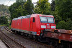 Die 185 066-8 (91 80 6185 066-8 D-DB) der DB Cargo AG fährt am 20 August 2024 mit einem kurzen leeren Coilzug (sechsachsigen Wagen der Gattung Sahmms), von Kreuztal via Siegen kommen durch den Bahnhof Kirchen an der Sieg in Richtung Köln.

Die TRAXX F140 AC1 wurde 2002 bei Bombardier in Kassel unter der Fabriknummer 33472 gebaut.  