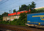 Ein etwas anderer „Erzbomber“, in Doppeltraktion die 185 300-1 (91 80 6185 300-1 D-DB) und die 185 347-2 (91 80 6185 347-2 D-DB) beide der DB Cargo AG. fahren am 18 Juni 2025 mit einem INNOFREIGHT RockTainer ORE-Zug (2 x 4-achsiger Flachwagen in Sonderbauart Gattung Sggmmrrs 60ft) in Richtung Süden. Hier bei Köln-Gremberg, aus einem Zug fotografiert.

Beide TRAXX F140 AC2 bei Bombardier in Kassel 2007 bzw. 2008 gebaut, die 185 300-1 unter der Fabriknummer 34168 und die 185 347-2 unter der Fabriknummer 34243.