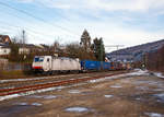 Die f�r die Crossrail fahrende 186 909 (91 83 2186 909-4 I-XRAIL) f�hrt am 19.01.2019 einem KLV-Zug durch Mudersbach/Sieg in Richtung K�ln.