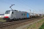 Am 16 M�rz 2022 schleppt Lineas 186 492 ein �lzug durch Venlo-Vierpardjes.