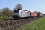 Am 3 April 2025 zieht Lineas 186 448 ein Stahlzug durch Karst an der Fotograf vorbei.