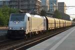 Goldener Zeiten? Captrain 186 459 zieht w�hrend die D�merung ein Kohlezug durch Tilburg am 16 Juli 2016.