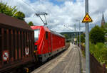 Die 187 123 (91 80 6187 123-5 D-DB) der DB Cargo AG fährt am 16 Juli 2025 mit einem Coilzug (Zug 9921) durch Kirchen (Sieg) in Richtung Siegen.