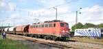 139 262-0 mit G�terzug; im Hintergrund stehen 194 279 und 139 von Lokomotion in Amstetten am 11.09.2010.