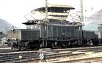 194 038-6 Schublok auf der Geislinger Steige, noch mit Kupplungsüberwurfbügel und Seilzug in den Führerstand ausgerüstet, am 11.10.1980.