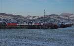 187 002 von Railpool, dahinter kalt 186 104 unterwegs Richtung Brugg noch n�rdlich von Frick. Dezember 2022.