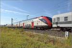 Passend zum RABe 502 203 in Donauwörth von Horst ein paar Bilder, wie er deutschen Boden betreten hat. Hier bei Binzen an der Ausfädelung aus der Altbaustrecke zum Katzenbergtunnel muss sich der Zug durch zwei S-Kurven auf gerader Strecke zwängen. September 2018.