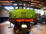Siemens Halske Lok Nr.3 im Technik Museum in Berlin am 06.10.2016. 
Nachfolgender Text aus Internet: Entlang der Gleise; Das Online Archiv für Stellwerke, Feldbahnen und Industrie Lokomotiven:  SSW baute diese Lok als vierachsige Versuchsmaschine mit Mittelführerstand für den Drehstrom-Versuchsbetrieb auf der Militärbahn Marienfelde - Zossen bei Berlin. Die Lok hatte ursprünglich die Achsfolge (A1)(1A) und war mit zwei Drehstrom-Versuchsmotoren von jeweils 350 PS ausgestattet. Die Spannung in der dreipoligen Fahrleitung betrug 10.000 Volt. Hersteller des mechanischen Teils war die Firma van der Zypen & Charlier in Köln-Deutz (Fabrik-Nr. 70418).
Nach dem Abschluss der Versuche wurde die Lok bis ca. 1917 abgestellt und dann bei SSW in zwei zweiachsige Lokomotiven umgebaut. Eine davon wurde von der Localbahn Aktiengesellschaft (LAG) in München für die Strecke Murnau - Oberammergau übernommen. Sie wurde 1978 außer Dienst gestellt und steht heute mit der Betriebsnummer  E 69 04  am Bahnhof Murnau als Denkmal.
Die zweite Lok kam mit der Betriebsnummer  3  auf der Siemens-Güterbahn in Berlin zum Einsatz. Erst 1998 wurde sie abgestellt und im September der selben Jahres an das Museum für Verkehr und Technik (MTV) abgegeben. 