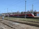 Nachdem die abgestellten Gterwagen abgefahren wurden,hat man von der Ladestrae in Bergen/Rgen aus wieder freie Sicht auf dem Bahnsteig.So konnte ich am 20.April 2013 den 429 028-4 am Bahnsteig