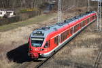 RE 13008 von Sassnitz nach Rostock Hbf bei der Durchfahrt im Haltepunkt Rostock-Kassebohm.24.02.2017