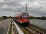 Auf dem Rgendamm unterwegs berquerte 429 027 am 13.Juni 2010 den Strelasund nach Rostock.