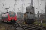 442 845-4 als S1 von Rostock Hbf nach Warnemnde bei der Bereitstellung im Rostocker Hbf neben an stand 277 031-1(G1700 BB)der Firma Schweerbau GmbH abgestellt Grund Wintereinsatzreserve.30.01.2015