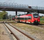 442 859 als S 2(Warnemnde-Gstrow)bei der Ausfahrt in Warnemnde Werft im Hintergrund kam 442 343 von Rostock Hbf nach Warnemnde.02.08.2015