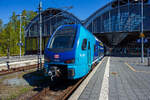 Drei gekuppelte elektrische Doppelstocktriebz�ge vom Typ Stadler KISS der BR 445.1 haben, als RE 8 von Hamburg Hbf nach L�beck Hbf, seinen Zielbahnhof L�beck Hauptbahnhof erreicht. Wir sind auch mit ihm bequem bis hier gefahren. Der Zug bestand aus den KISS 445 625/445 125, 446 626/445 126 und 445 130/445 630 der DB Regio Nord im NAH.SH-Design (Schleswig-Holstein). 

F�r das Elektronetz Ost lieferte STADLER insgesamt 18 vierteilige Triebz�ge vom Typ Stadler KISS an die DB Regio Nord. Sie wurden 2022 von Stadler Deutschland GmbH in Berlin- Pankow gebaut. Am 16. Januar 2023 begann der Einsatz auf den Linien RE 8, RE 80 und RB 86. Nach der Elektrifizierung der Vogelfluglinie sollen die Triebz�ge auch auf der RB 85 eingesetzt werden. Die Wartung der Z�ge �bernimmt bis Ende 2035 die nordbahn in ihrer Werkstatt in Hamburg-Tiefstack.

Die einzelnen Triebz�ge bestehen aus den vier betrieblich nicht trennbaren Wagen z.B.:
Wagen X1 - 94 80 0445 125-8 D-DB, 1./2. Klasse, Mehrzweckbereich, WC;
Wagen X2 - 94 80 0446 125-7 D-DB, 2. Klasse;
Wagen X3 - 94 80 0446 625-6 D-DB, 2. Klasse, Rollstuhlpl�tze, barrierefreies WC;
Wagen X4 - 94 80 0445 625-7 D-DB, 1./2. Klasse, Mehrzweckbereich, WC;

TECHNISCHE DATEN:
Anzahl f�r NAH.SH: 18
Spurweite: 1.435 mm (Normalspur)
Achsanordnung Bo‘Bo‘ + 2‘2‘ + 2‘2‘ + Bo‘Bo‘
L�nge �ber Kupplung 105.220 mm
Drehzapfenabst�nde: 18.550 mm
Achsabstand im Drehgestell: 2.500 mm
Triebraddurchmesser:  920 mm (neu)
Fahrzeugbreite 2.800 mm
Fahrzeugh�he 4.630 mm
Fu�bodenh�he (�ber SO): Unterdeck 440 mm / Oberdeck 2.515 mm
Einstiegsbreite (lichte Weite): 1.300 mm 
Einstiegsh�he:  580 mm
Leergewicht: 206,4 t
Dauerleistung am Rad: 4.000 kW
Max. Leistung am Rad:  6.000 kW
Fahrmotoren: 8 x 750 kW
Anfahrzugkraft: 320 kN
H�chstgeschwindigkeit: 160 km/h
Max. Beschleunigung: 0,63 m/s� bis 80 km/h
Speisespannung 15 kV; 16,7 Hz
Sitzpl�tze: 399 (1. Klasse 32 [2+1 Bestuhlung] / 2. Klasse 367 [2+2 Bestuhlung]
Stehpl�tze: 475
Fahrradstellpl�tze: 36
Rollstuhlpl�tze: im Mehrzweckbereich in Wagen X3
Bremse: KB C-pn-el-R-A-E-Mg (D)
Traktion: Mehrfachtraktion bis zu 3 Fahrzeuge kuppelbar
Bemerkung: Ger�uscharmer Antrieb, Energier�ckspeisung im Bremsbetrieb, Luftgefederte Trieb- und Laufdrehgestelle, sehr bequeme Sitze auch in der 2. Klasse. 

Wenn hier man die hier Kapazit�t der 3 Einheiten bedachtet erscheint sie viel zu hoch, aber in der Saison fahren viele Reisende von Hamburg an die Ostsee, so war auch dieser Zug sehr gut gef�llt. 
