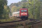 DB 101 125-3 mit dem IC 2407 nach Köln aufgenommen vom Bahnübergang Karpfenteich in Schleswig.