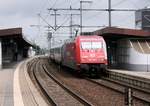 101 080-0  Cewe  hat hier mit dem IC 2329 aus Kiel Einfahrt in den Bahnhof von Neumünster, Fahrziel ist Passau Hbf.