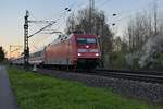 Umleiter IC in Ratingen Lintorf am Abend des 27.3.2017, gezogen von der 101 026-3 gen Düsseldorf fahrend.