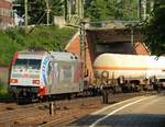 DB 101 144-4  Hertha BSC  fährt hier mit einem Güterzug durch HH-harburg.