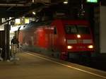 DB 101 084-2 mit unbekanntem IC beim Halt im Hamburger Hauptbahnhof.