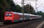 DB Fernverkehr 101 015-6 fährt hier sehr langsam mit dem Leer CNL 13399 nach Flensburg durch Schleswig.