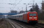 DB 101 009-9 schiebt ihren IC mit ordentlichem Tempo durch Tostedt gen Hamburg.