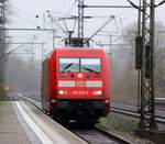 DB 101 025-5 als Tfzf 77652(HH-Eidelstedt - Flensburg)rauscht hier bei Nieselregen durch das verregnete Schleswig.