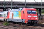 DB 101 099-0 mit ihrer Teilwerbung der SchauInsLand Reisen für Zypern verlässt hier mit einem IC in unbekannte Richtung Hamburg-Harburg.