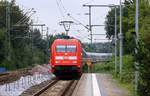 DB 101 039-6 hat hier mit dem LPF 78082 und 6120 119-3 am Zugende Durchfahrt in Schleswig.