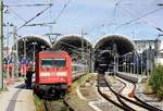 DB 101 068-5 steht hier mit dem IC 2229 nach Frankfurt am Main bereit zu Abfahrt im Kieler Hauptbahnhof.