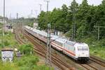 In Duisburg-Großenbaum lauerten wir der weißen 101 mit dem roten Seitenstreifen auf: 101 013 vor dem IC 2217 von Stralsund nach Stuttgart 10.06.2022