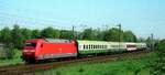 Ein Zug, der nicht im Kursbuch zu finden war: DB 101 072 vor einem für Flensburg unüblichen Wagenpark als D 13097 Flensburg - Berlin Ostbahnhof in Flensburg-Weiche am 05.05.2000.