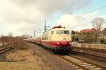 DB 103 184-8 mit dem IC 2417 Hanseat bei der Einfahrt in Schleswig.