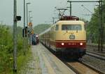 DB 103 235-8 mit dem IC 2417 im strömendem Regen beim Halt in Schleswig.