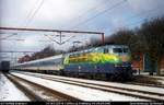 DB 103 220-0 steht hier mit einem InterRegio abfahrbereit im dänischen Grenzbahnhof Pattburg/Padborg.