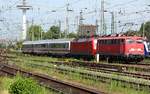 110 487-6 hat 120 154-0 und 3 IC Wagen als PbZ 2451 am Haken und passiert hier den Bremer Hauptbahnhof.