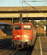 E10 346/115 346-9 steht hier mit einer weiteren E10 und einem IC Wagen als Pbz nach Bremen im Bhf Hamburg-Harburg und  sonnt  sich...neu bearbeitete Version, HH-Harburg 15.10.11