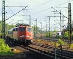 DB E10 497/ 110 497-5 fährt hier mit einem Sonderzug durch Hamburg-Harburg.