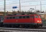 Bevor sie mit Werbung(07.09.2011) zugeklebt wurde fuhr E10 509/ 115 509-2(110 509-7)noch in ihrem verkehrsroten Farbkleid mit einem Pbz durch Hamburg-Harburg.