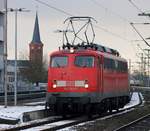 DB E10 293/ 115 293-3(REV/LD X/23.01.14) rollt hier durch den Bahnhof Neumünster und wird gleich ihren PbZ 2455 nach Hamburg übernehmen.