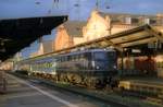 DB E10 121 mit Regionalzug aufgenommen am Abend des 13.04.2001 im Bhf Gießen.